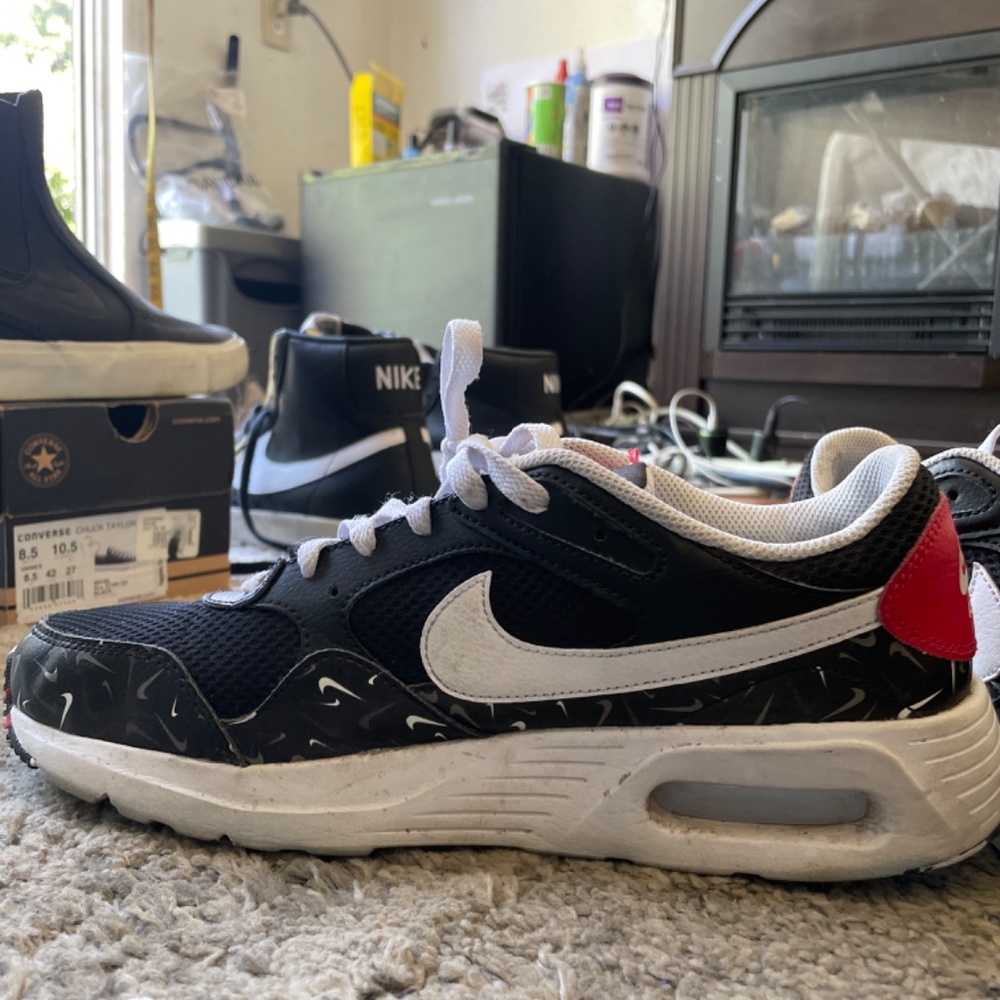 Nike - Picture 3 of 5